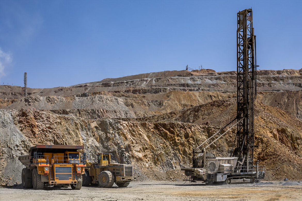 تصویری از عملیات حفاری گمانه اکتشافی عمیق معدن مس سرچشمه که به عمق ۲۱۰۰ متر رسیده است، ثبت رکورد بی‌نظیر توسط متخصصان ایرانی.