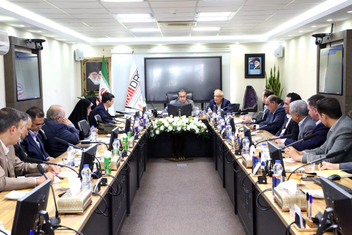 نشست مشترک نماینده رئیس‌جمهور و مدیران ایمیدرو با مدیران صنایع معدنی با محوریت حمایت از توسعه و احداث نیروگاه‌های خورشیدی