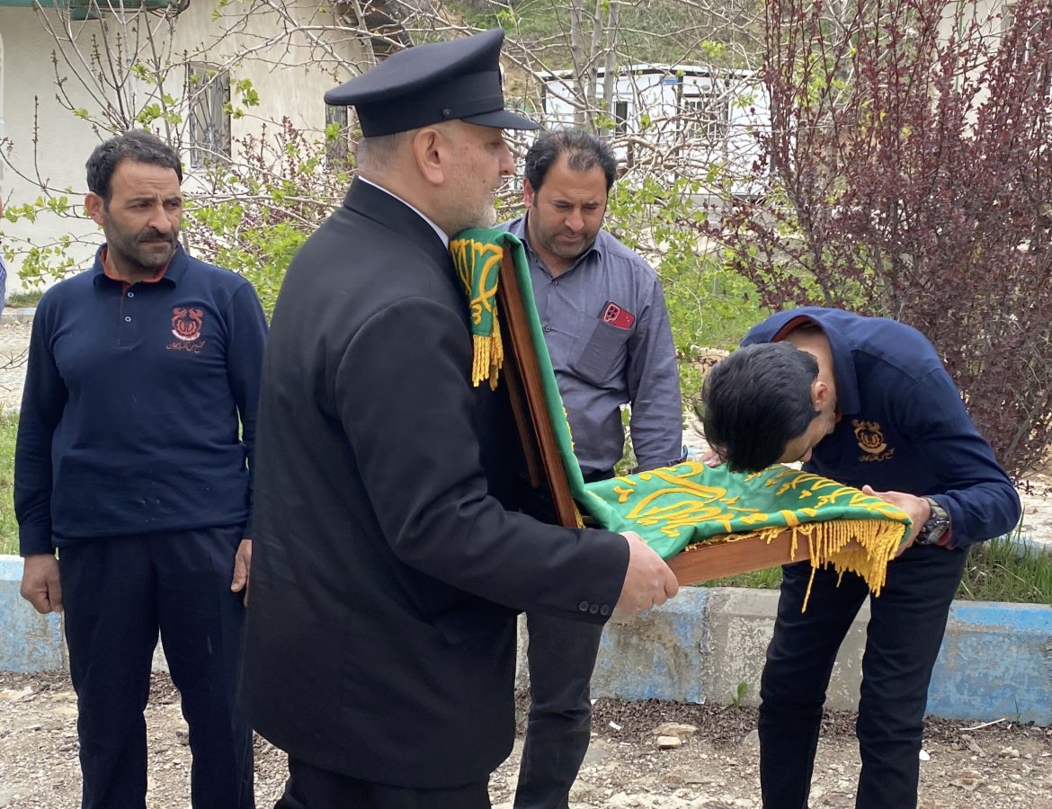 حضور خادمین رضوی و پرچم متبرک امام رضا (ع) در میان کارکنان معدن مس سونگون ورزقان، به مناسبت هفته کار و کارگر.