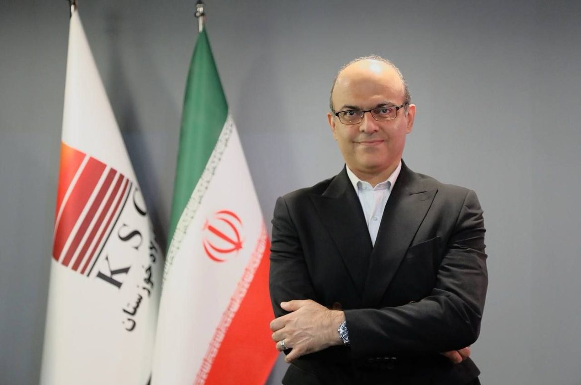 مهندس سعید قاسم‌زاده، مدیرعامل تافکو، در حال توضیح درباره برنامه‌های بومی‌سازی قطعات صنعت فولاد و توسعه صادرات محصولات ایرانی در نمایشگاه ایران اکسپو 2025.