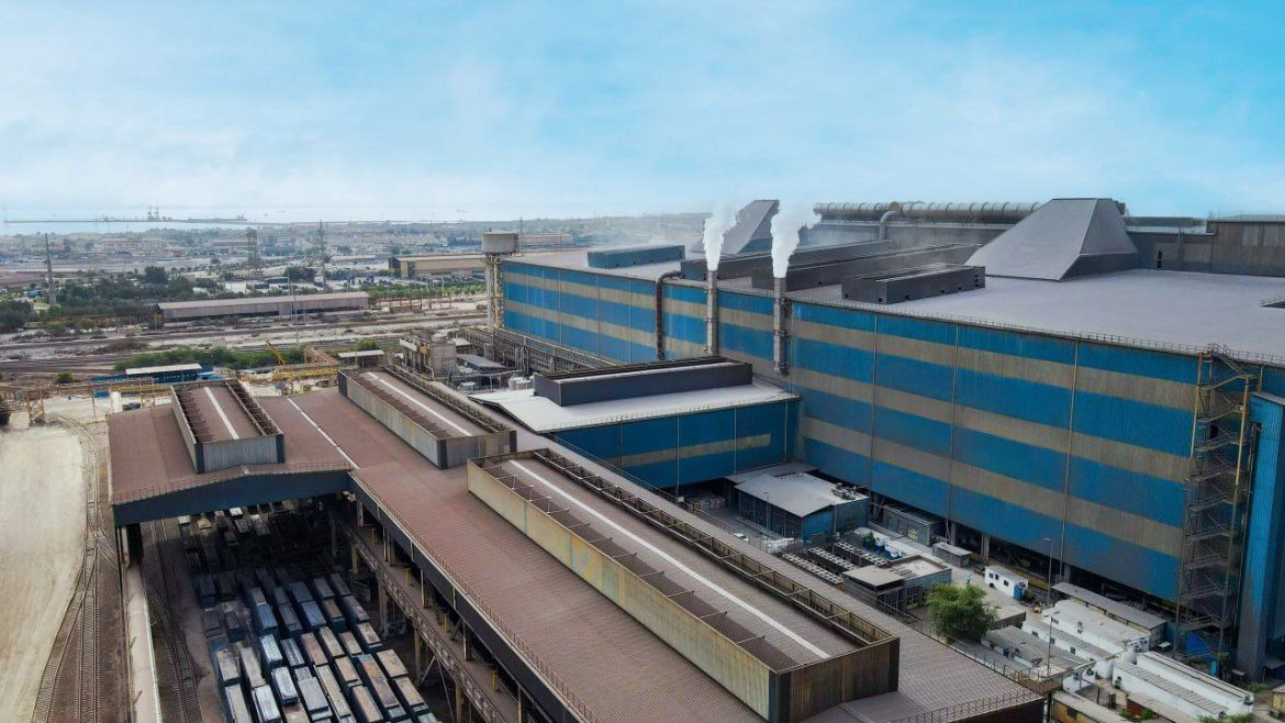 تصویری از خطوط تولید فولاد هرمزگان که در فروردین 1404 توانست رکورد تولید تختال و آهن اسفنجی را به ثبت رسانده و جایگاه خود را در بازارهای جهانی تقویت کند.