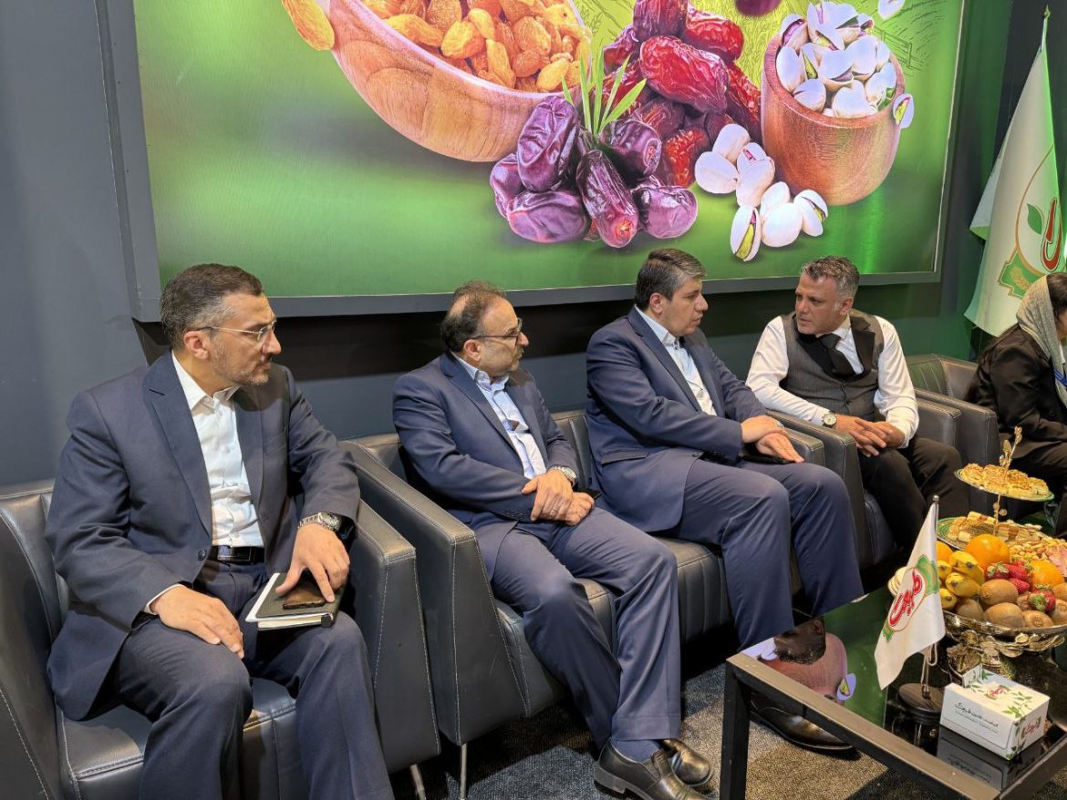 افشین خانی، مدیرعامل بانک توسعه صادرات ایران، در حال بازدید از غرفه‌های هفتمین نمایشگاه توانمندی‌های صادراتی ایران (اکسپو 2025) و تبادل نظر با مدیران شرکت‌های صادراتی درباره تقویت تعاملات مالی و اقتصادی.