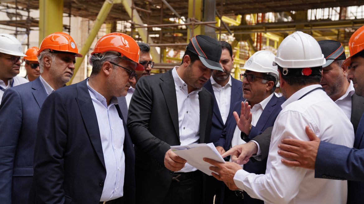 علی صادقی، مدیرعامل صندوق ذخیره فرهنگیان در بازدید از پتروشیمی‌های هلدینگ پتروفرهنگ در عسلویه با تأکید بر تسریع پروژه‌های نیمه‌تمام و افزایش سودآوری