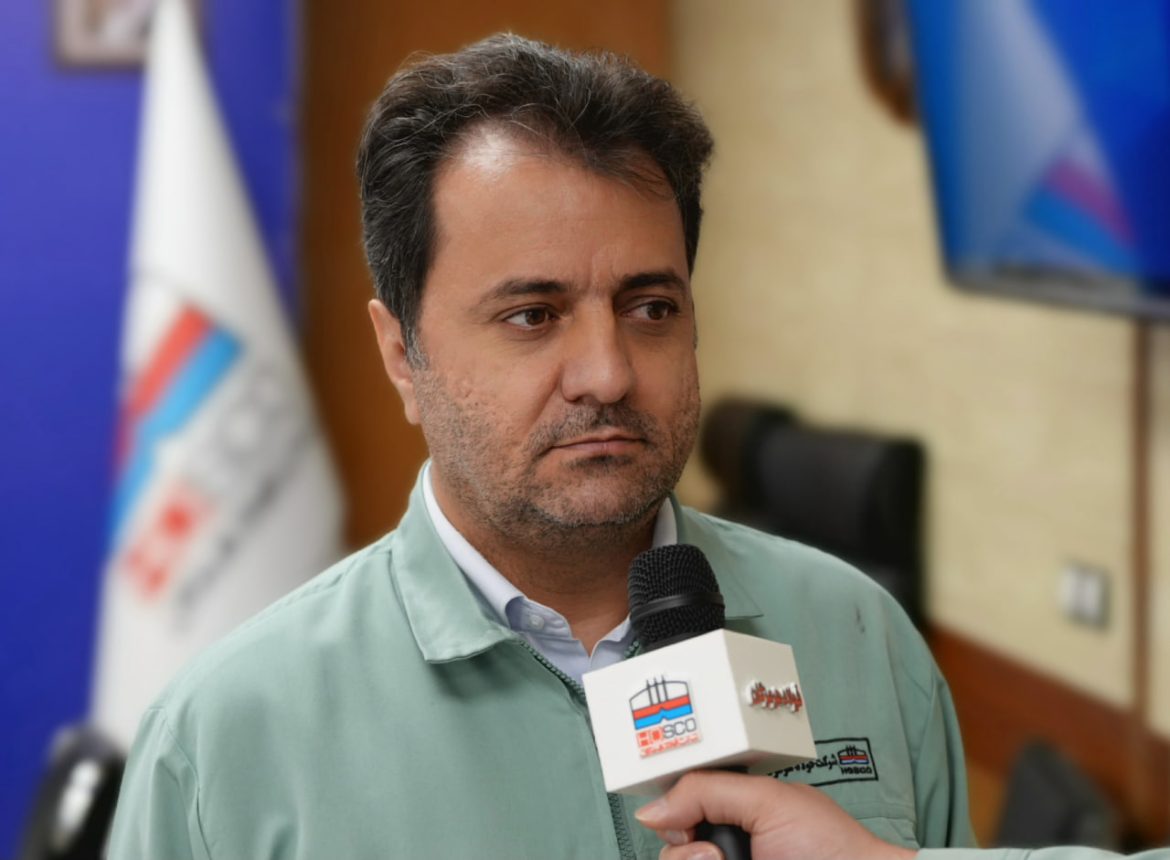 تصویری از شاهین زارع، مدیر متالورژی و توسعه محصولات فولاد هرمزگان، در حال توضیح نقش سرمایه‌گذاری خطرپذیر در پیشرفت صنعت فولاد