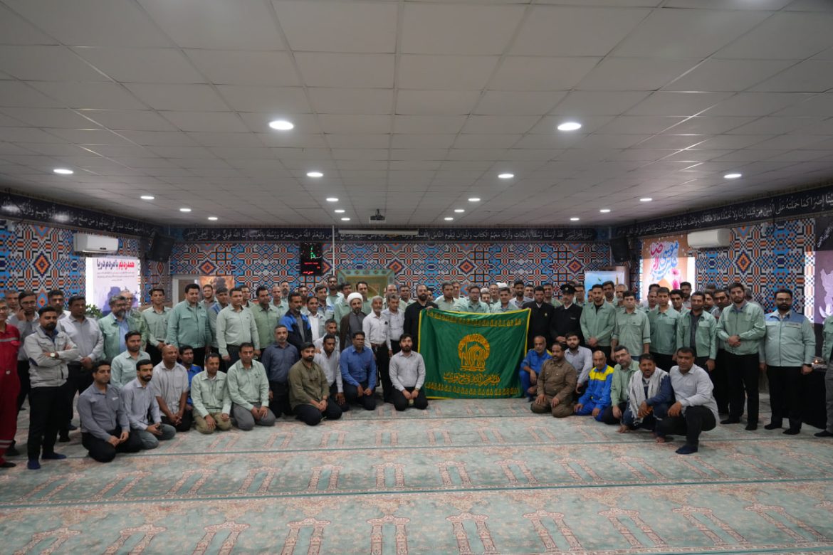 پرچم متبرک آستان رضوی در مراسم جشن دهه کرامت در شرکت فولاد هرمزگان؛ شور معنوی و حضور خادمان حرم رضوی